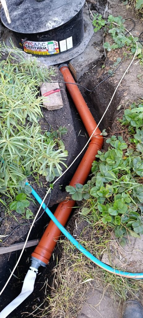 Временное подключение напорного рукава к канализационной трубе станции